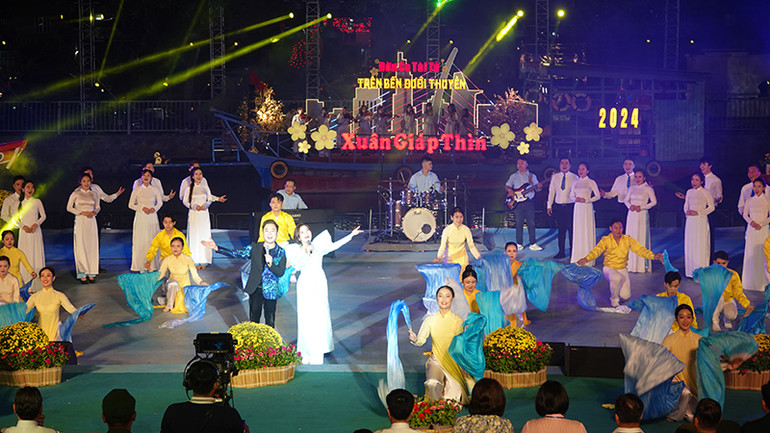 Tiết mục Khát vọng rồng xanh (Thạc sĩ, nhạc sĩ Đinh Quang Minh soạn lời) do ca sĩ Thanh Ngọc và Minh Quân trình bày.