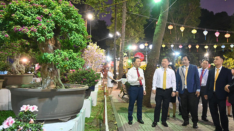 Các đại biểu tham quan Hội hoa xuân Tao Đàn 2024 tại buổi lễ khai mạc.