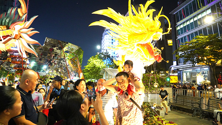 Đường hoa Nguyễn Huệ từ lâu đã trở thành điểm tham quan không thể thiếu của người dân Thành phố Hồ Chí Minh vào mỗi dịp Tết Nguyên đán. (Ảnh Thế Anh).