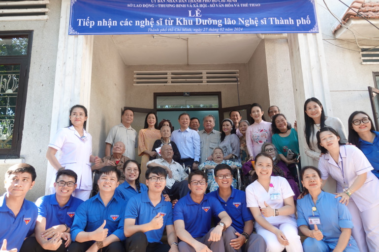 Các đại biểu chụp ảnh lưu niệm với các nghệ sĩ trước khu vực dành cho các nghệ sĩ sân khấu tại Trung tâm Dưỡng lão Thị Nghè.