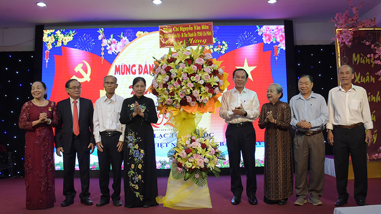 Đồng chí Nguyễn Văn Nên, Ủy viên Bộ Chính trị, Bí thư Thành ủy Thành phố Hồ Chí Minh tặng hoa chúc mừng Ban Liên lạc toàn quốc chiến sĩ cách mạng Việt Nam bị địch bắt tù đày.