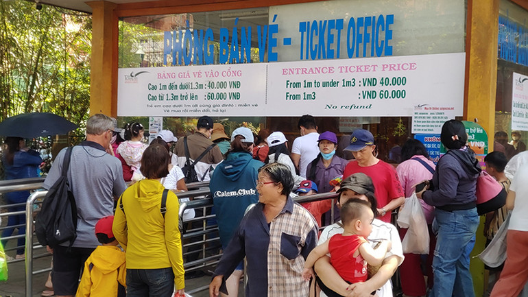 Rất đông du khách mua vé vào vui chơi tại Thảo Cầm Viên Sài Gòn trong sáng Mồng 3 Tết.