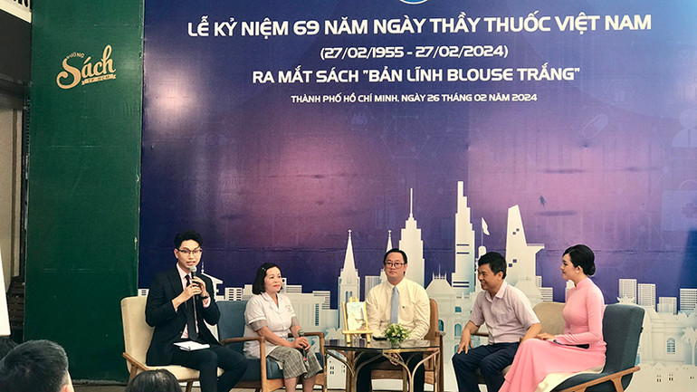 Giao lưu với các bác sĩ tại chương trình.