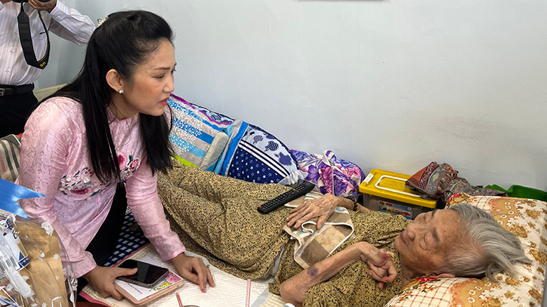 Phó Giám đốc Sở Văn hóa và Thể thao Thành phố Hồ Chí Minh Nguyễn Thị Thanh Thúy hỏi thăm nghệ sĩ Ngọc Bê.