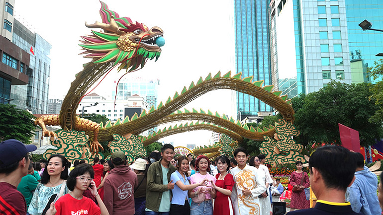 Đường hoa Nguyễn Huệ năm nay trở thành Đường hoa đẹp nhất trong 21 năm Đường hoa Nguyễn Huệ.