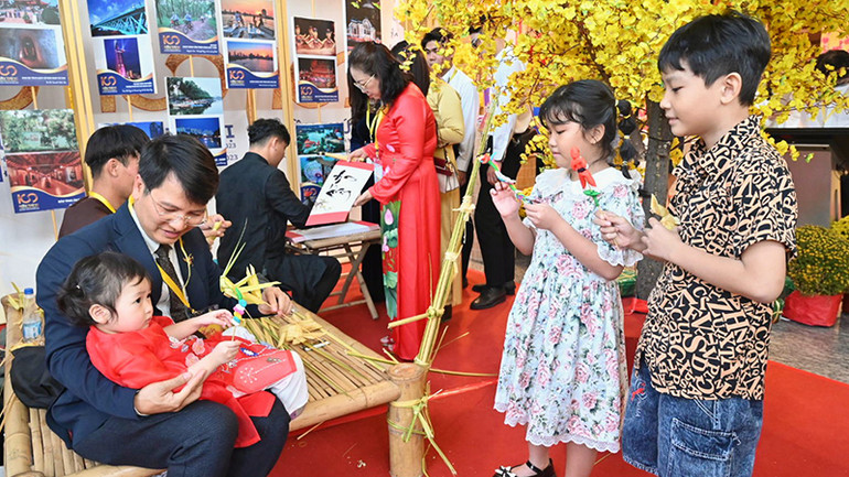 Không gian Tết Việt tại chương trình. Ảnh: Quốc Thanh