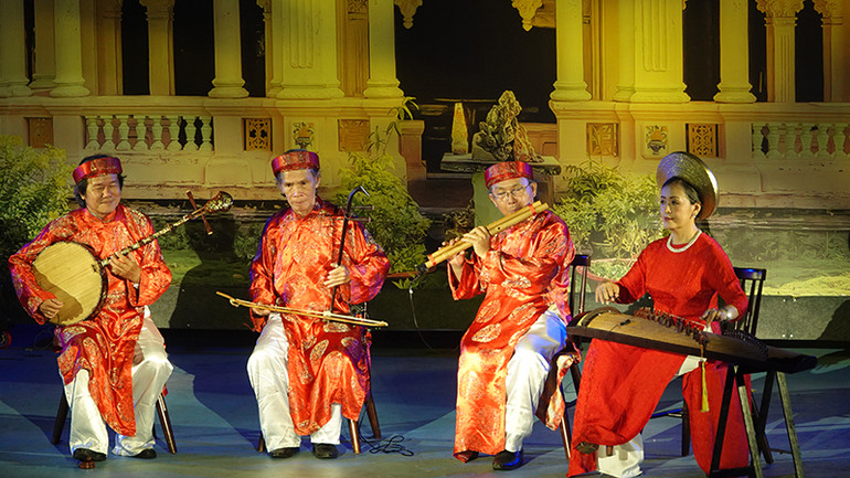 Tiết mục Tứ tấu điệu Long đăng (16 câu) do các Nghệ sĩ Ưu tú, Nghệ nhân Ưu tú trình bày.