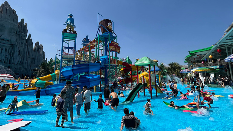 Biển Tiên Đồng (Công viên du lịch Văn hóa Suối Tiên) luôn thu hút du khách trong dịp Tết Nguyên đán năm nay.