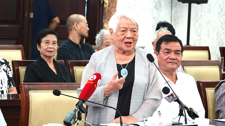 Đạo diễn Xuân Phượng phát biểu ý kiến tại buổi gặp gỡ.