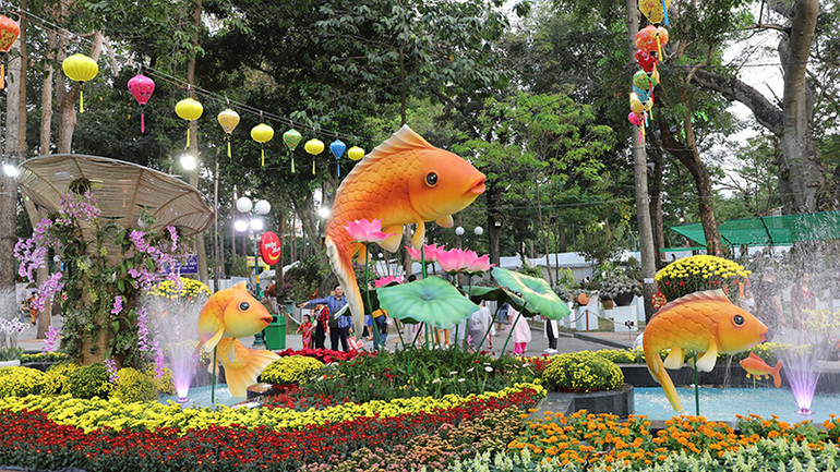 Hình ảnh cá chép vượt vũ môn tại Hội hoa xuân Tao Đàn 2024.