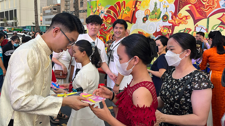 Lì xì sách Tết cho độc giả tại Lễ hội Đường sách Tết Giáp Thìn 2024.