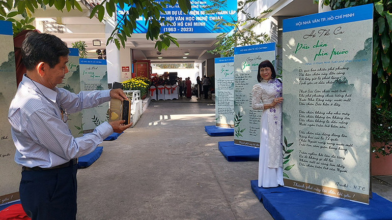 Giới thiệu những bài thơ nổi tiếng được phổ nhạc.