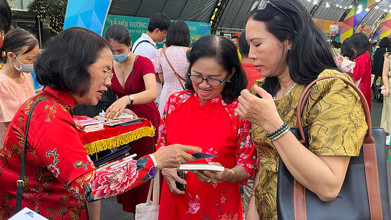 Tiến sĩ, Đại sứ Văn hóa đọc Quách Thu Nguyệt lì xì sách Tết cho du khách.