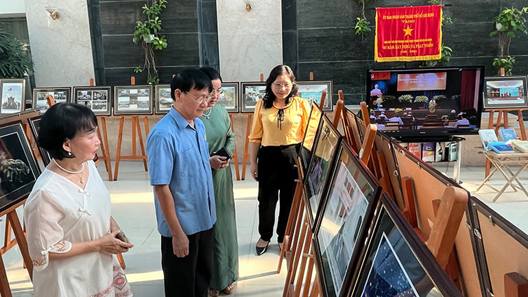 Các đại biểu tham quan triển lãm hoạt động của Liên hiệp các Hội văn học nghệ thuật Thành phố Hồ Chí Minh trong năm 2023.