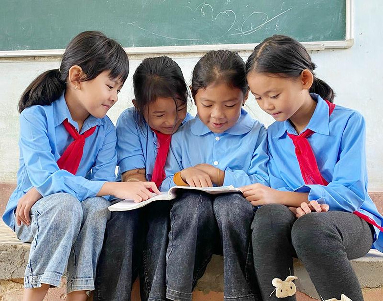 Học sinh Trường tiểu học Hương Liên, huyện Hương Khê (Hà Tĩnh) trao đổi bài học.