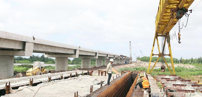 Thi công cầu sông Hồng nối liền hai huyện Tiền Hải (Thái Bình) và Giao Thủy (Nam Định) thuộc Dự án xây dựng tuyến đường bộ ven biển tỉnh Thái Bình. (Ảnh NGUYỄN THƠI)