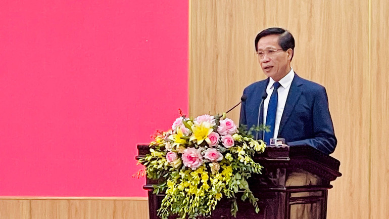 Phó Giáo sư, Tiến sĩ Hoàng Phúc Lâm, Phó Giám đốc Học viện Chính trị quốc gia Hồ Chí Minh phát biểu khai mạc lớp bồi dưỡng. Phó Giáo sư, Tiến sĩ Hoàng Phúc Lâm, Phó Giám đốc Học viện Chính trị quốc gia Hồ Chí Minh phát biểu khai mạc lớp bồi dưỡng.