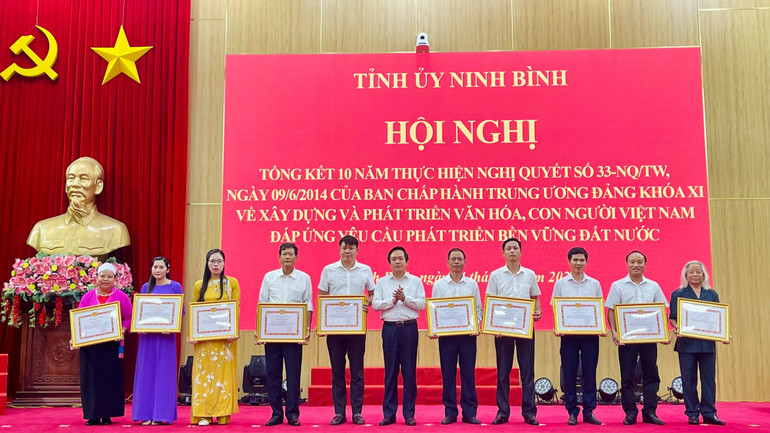 Các đảng viên có thành tích xuất sắc trong 10 năm thực hiện Nghị quyết số 33 của Ban Chấp hành Trung ương Đảng khóa XI được khen thưởng.