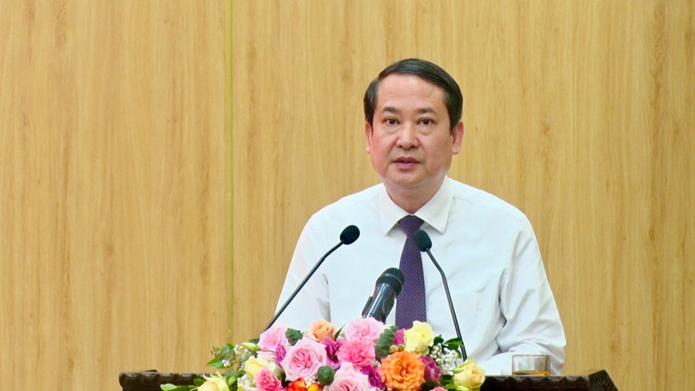 Phó Bí thư Thường trực Tỉnh ủy, Chủ tịch Hội đồng nhân dân tỉnh Ninh Bình Mai Văn Tuất phát biểu tại hội nghị.