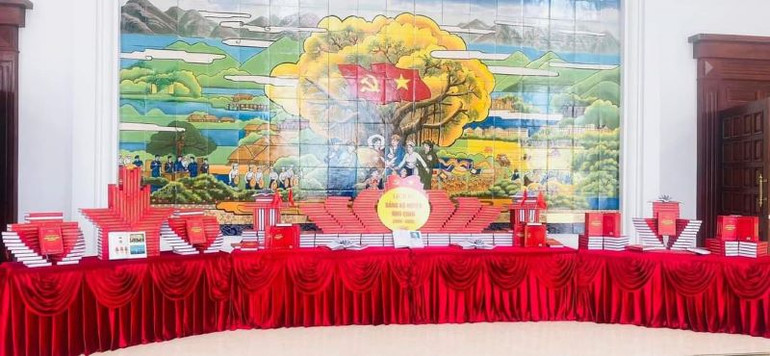 Không gian trưng bày, giới thiệu sách Lịch sử Đảng bộ huyện Nho Quan (2000-2020) được đặt tại Nhà văn hóa trung tâm huyện Nho Quan.