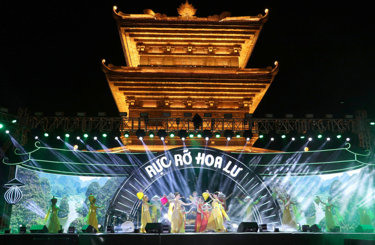 Chương trình đem tới cho khán giả những trải nghiệm sống động khi vừa ngồi thuyền vừa thưởng thức các tiết mục nghệ thuật đặc sắc đất Cố đô.