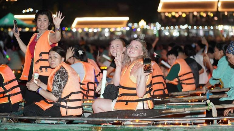 Đông đảo du khách trong nước và quốc tế tham dự chương trình.