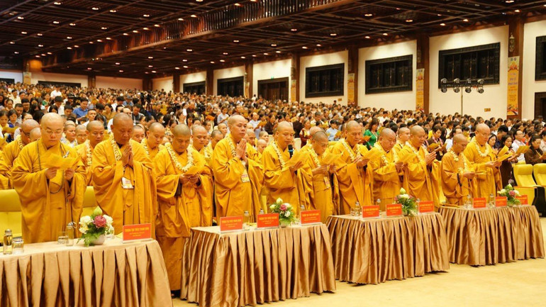 Đông đảo tăng ni, phật tử tham dự Đại lễ.