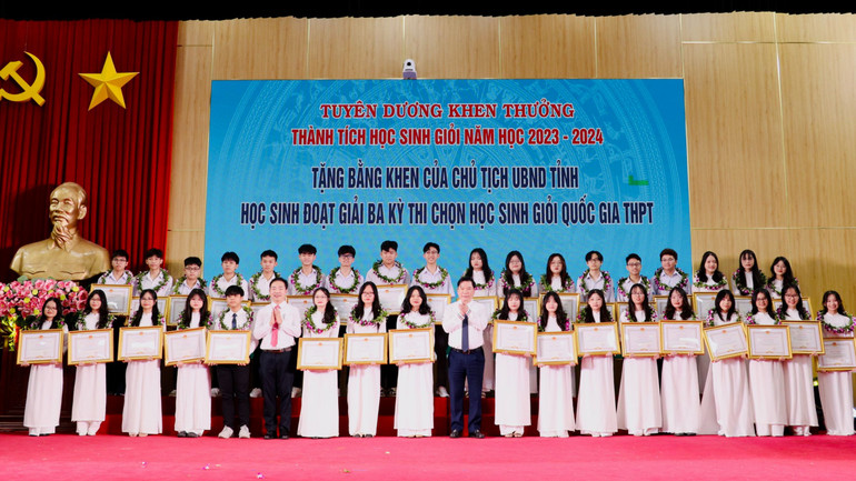 Đồng chí Tống Quang Thìn, Phó Chủ tịch Thường trực Ủy ban nhân dân tỉnh Ninh Bình và đồng chí Nguyễn Ngọc Hà, Phó Cục trưởng Cục Quản lý chất lượng (Bộ Giáo dục và Đào tạo) trao Bằng khen của Ủy ban nhân dân tỉnh Ninh Bình cho học sinh đoạt giải Ba Kỳ thi chọn học sinh giỏi quốc gia THPT năm học 2023-2024.