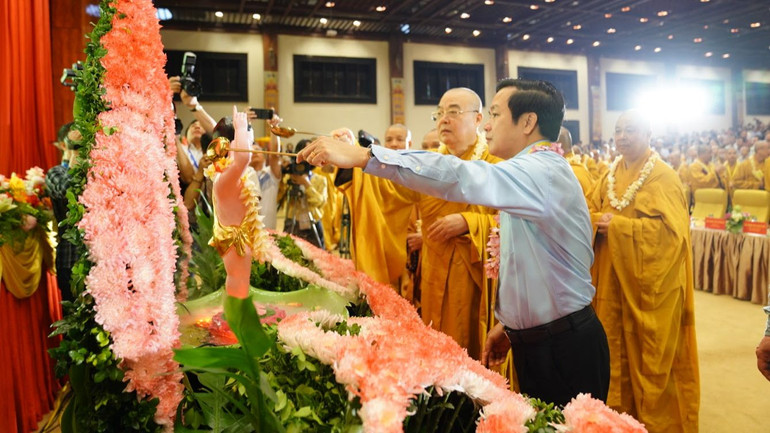 Các đại biểu thực hiện nghi thức tắm Phật tại Đại lễ Phật đản.