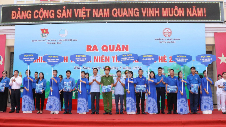 Các đồng chí lãnh đạo tỉnh Ninh Bình trao tặng quà cho đội hình thanh niên tình nguyện.