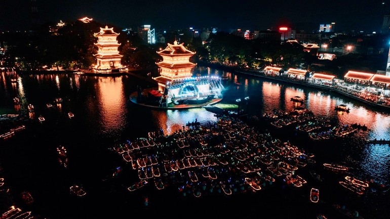 Hàng nghìn khán giả đến với chương trình nghệ thuật "Rực rỡ Hoa Lư".