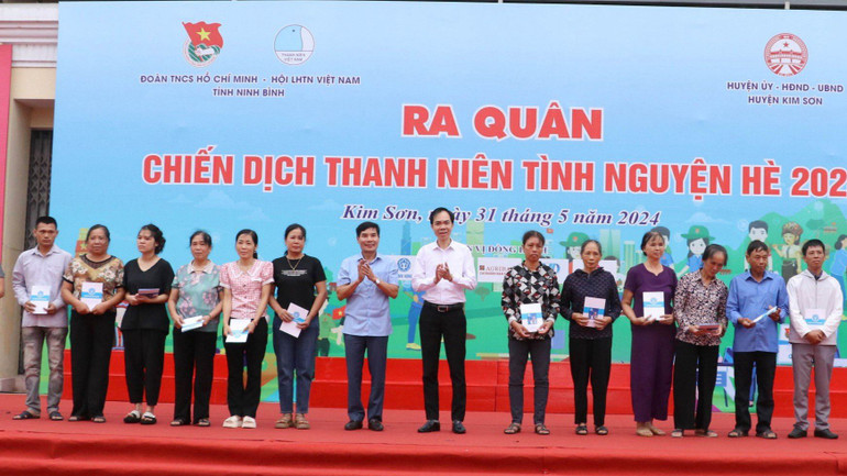 20 sổ bảo hiểm y tế được trao tận tay đến các đối tượng tượng có hoàn cảnh khó khăn chưa tham gia bảo hiểm.