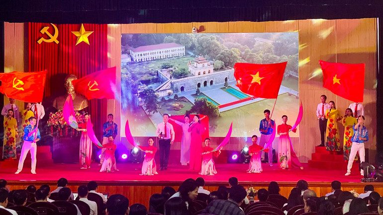 Tiết mục văn nghệ tại hội nghị.