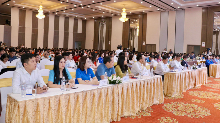 Các đại biểu tham dự tổng kết và trao giải cuộc thi.