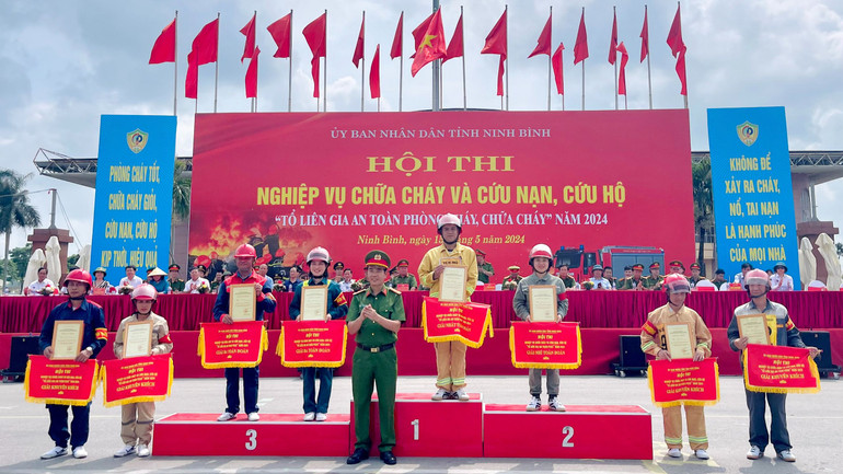 Ban Tổ chức trao giải Nhất, Nhì, Ba, Khuyến khích toàn đoàn cho các đội tham gia tại hội thi.