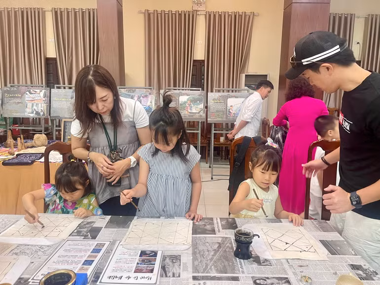 Sự kiện cũng thu hút đông các em nhỏ.