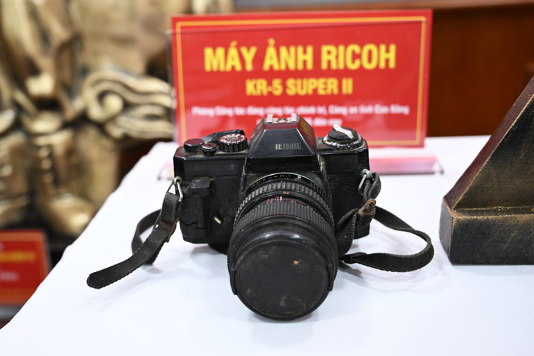 Chiếc máy ảnh được công an tỉnh Cao Bằng sử dụng trong công tác tuyên truyền từ năm 1995. Chiếc máy ảnh được công an tỉnh Cao Bằng sử dụng trong công tác tuyên truyền từ năm 1995.