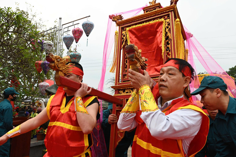 Đội ngũ khiêng kiệu được tuyển chọn cẩn thận từ những thanh niên trai tráng, khỏe mạnh tại các thôn.