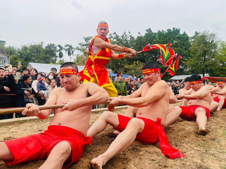 Điểm độc đáo là mặc dù mỗi mạn có một đội kéo co, song dù là người dân ở mạn nào cũng đều mong đội mạn Đường thắng. Vì người dân nơi đây quan niệm mạn Đường (cộng đồng cốt lõi về trồng trọt) mà thắng nghĩa là năm đó dân làng làm ăn rất tốt, mùa màng bội thu, người dân khỏe mạnh.