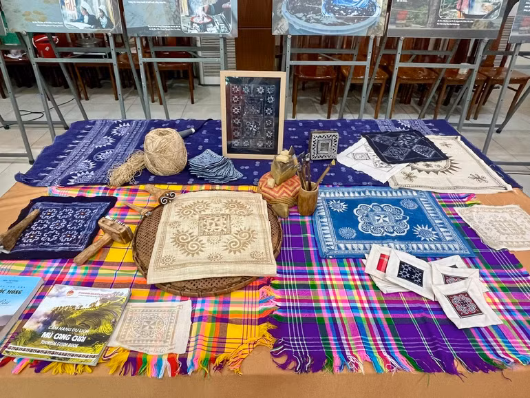 Các sản phẩm độc đáo của người Mông được tạo nên từ kỹ thuật vẽ sáp ong trên vải.