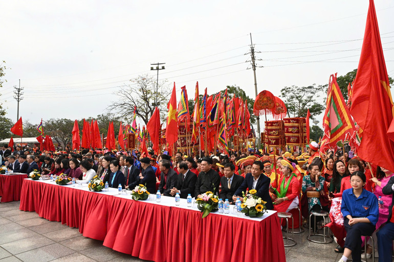 Các đại biểu và đông đảo nhân dân dự lễ khai mạc.