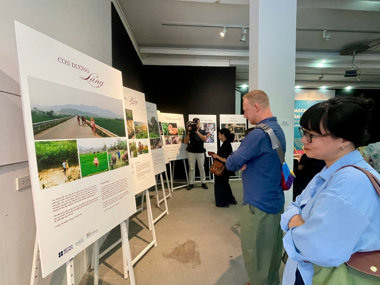 Khách tham quan triển lãm về cuộc sống, văn hóa và di sản tại bản người Thái ở Hoa Tiến, xã Châu Tiến, huyện Quỳ Châu, tỉnh Nghệ An.