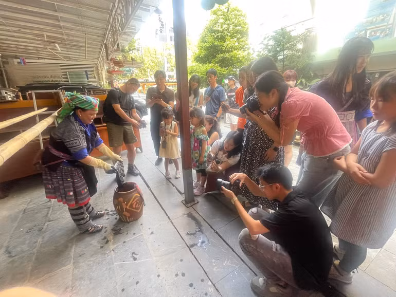 Du khách tìm hiểu về kỹ thuật nhuộm vải.