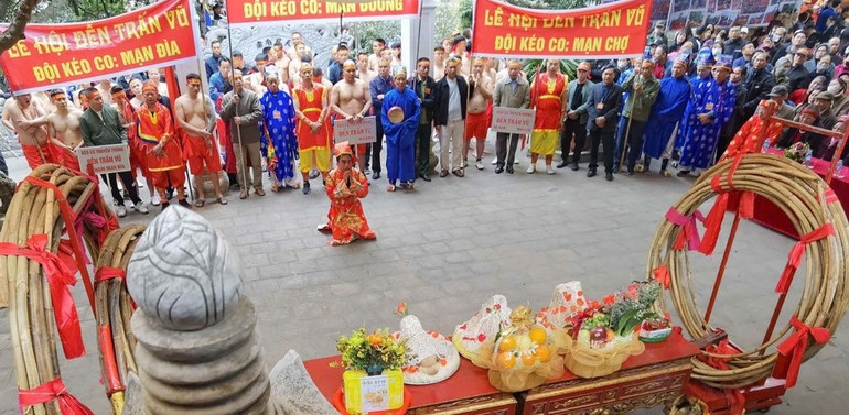 Nghi thức tế lễ tại sân đình.