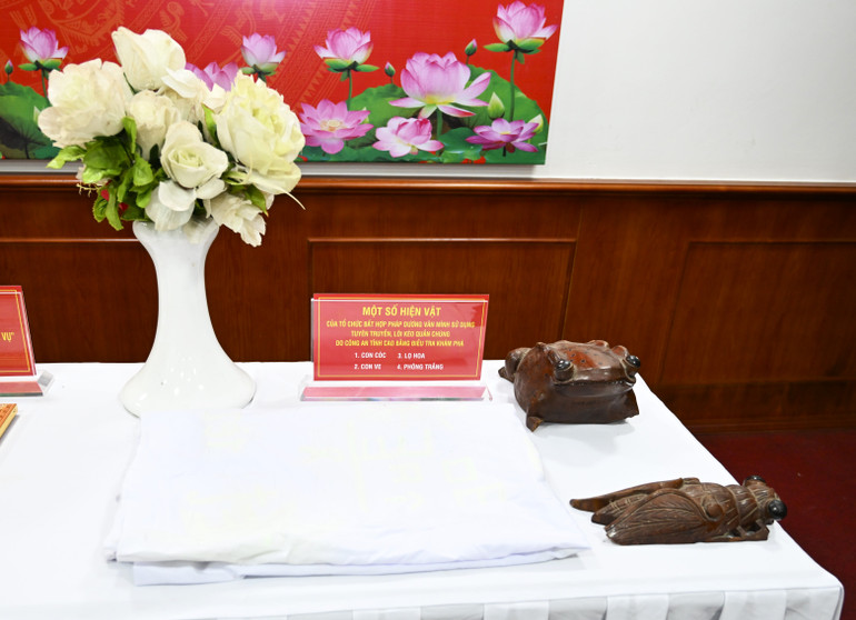 Các hiện vật được công an tỉnh Cao Bằng thu giữ trong vụ án triệt phá tổ chức phản động của Dương Văn Mình. Các hiện vật được công an tỉnh Cao Bằng thu giữ trong vụ án triệt phá tổ chức phản động của Dương Văn Mình.