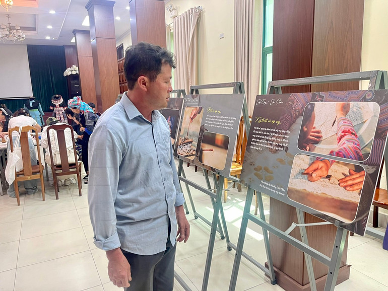 Khách tham quan triển lãm "Sáp ong-Sắc chàm”. Khách tham quan triển lãm "Sáp ong-Sắc chàm”.