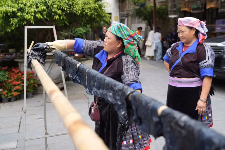 Mỗi tấm vải mang trong mình không chỉ hoa văn tinh xảo, mà còn cả câu chuyện về tâm hồn, trí tuệ và niềm tự hào của người Mông.