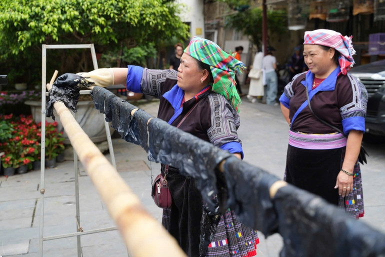 Mỗi tấm vải mang trong mình không chỉ hoa văn tinh xảo, mà còn cả câu chuyện về tâm hồn, trí tuệ và niềm tự hào của người Mông. Mỗi tấm vải mang trong mình không chỉ hoa văn tinh xảo, mà còn cả câu chuyện về tâm hồn, trí tuệ và niềm tự hào của người Mông.