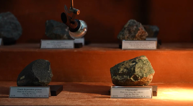 Bộ sưu tập các loại đá cổ nhất của Việt Nam vào thời đại Arkei – Thái Cổ, cách ngày nay khoảng 4.500 năm, được tìm thấy ở trung tâm địa khối Kon Tum. Đây là các đá biến chất có đặc điểm rất cứng vì nó biến chất ở nhiệt độ cao và có mầu sẫm.
