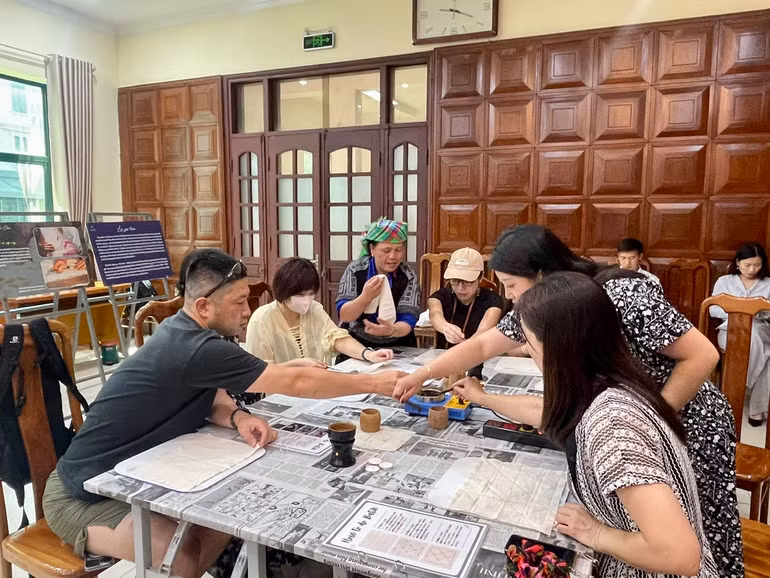 Các du khách đến từ Nhật Bản hào hứng trải nghiệm văn hóa truyền thống của đồng bào Mông.